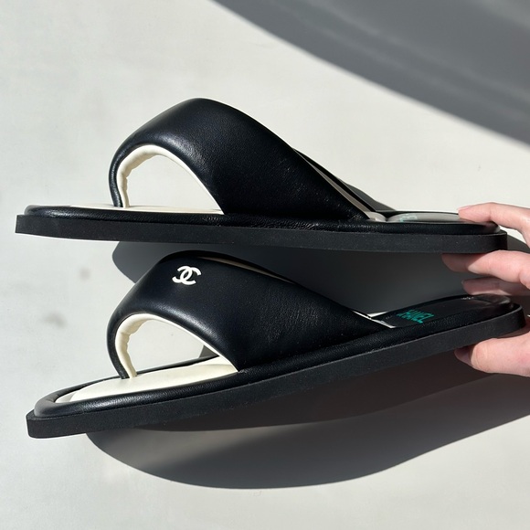 Chanel 22p Lambskin Padded Pool Thong Slides Black/White - Picture 8 of 9